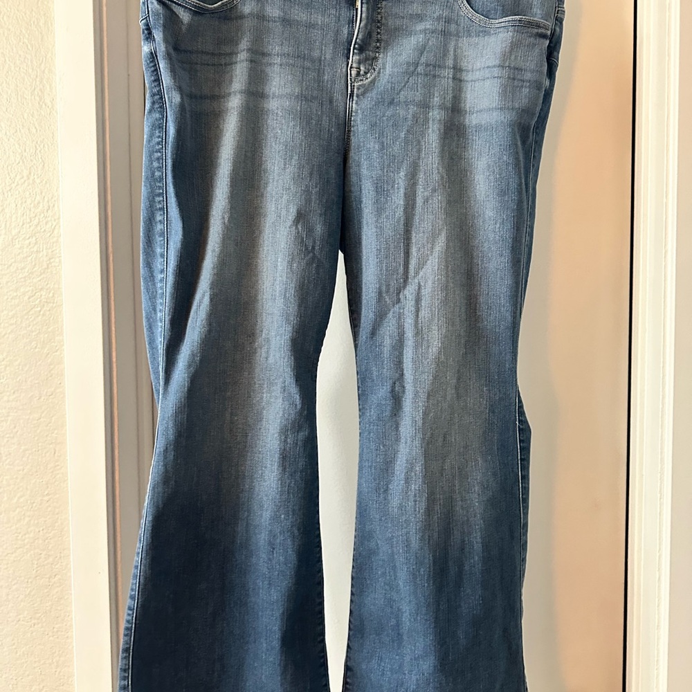 Torrid Bombshell Flare Light Blue Premium Stretch Mid Rise Jeans Women's 22R